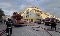 Kocaeli'de apartman dairesinde çıkan yangında 5 kişi dumandan etkilendi