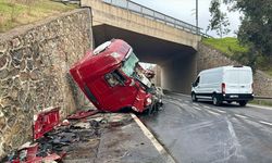 Kocaeli'de istinat duvarına çarpan tırın sürücüsü ağır yaralandı