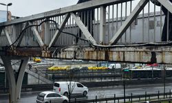 Köprüden düşen parçalar aracına zarar verdi, İBB tazmin talebini reddetti