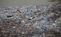 Kosova'da Badovc Baraj Gölü'nün yüzeyi çöp ve atıklarla kaplandı