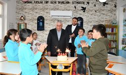 Köy okulunda sürpriz yaparak yetişkinlerin ilk kez doğum gününü kutluyorlar