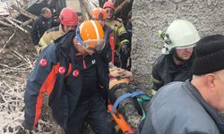 Kütahya'da çöken ahşap evin enkazı altında kalan kişi kurtarıldı