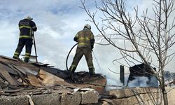 Kütahya'da mobilya atıklarının bulunduğu depoda çıkan yangına müdahale ediliyor