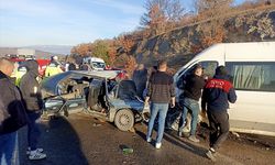 Kütahya'da öğrenci servisi ile otomobilin çarpıştığı kazada 4 kişi yaralandı, 1 kişi öldü