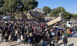 Manisa'da çocuklar kamyonlarla getirilen karda eğlendi