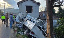 Muğla'da yol kenarındaki eve çarpan kamyonetin sürücüsü öldü
