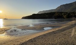 Muğla'nın Akyaka sahilinde deniz suyu çekildi