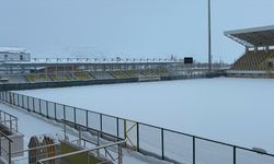 Muş Şehir Stadı'nda maç öncesinde kar temizleme çalışması yapılıyor