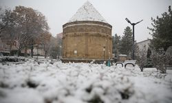 Niğde'de kar etkili oluyor