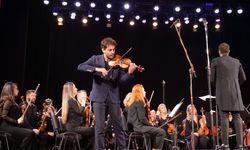 Ödüllü keman virtüözü Elvin Hoxha Ganiyev, Tiran'da sahne aldı