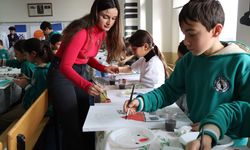 Ressam Melis Doğan Erzincan'da çocuklarla resim yaptı