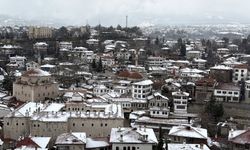 Safranbolu'nun tarihi yapıları beyaza büründü