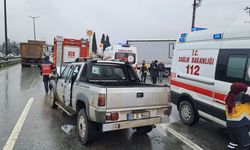 Sakarya'da tır ile çarpışan kamyonetteki 3 kişi yaralandı