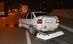 Samsun'da kaldırıma çarpan otomobildeki 2 kişi yaralandı