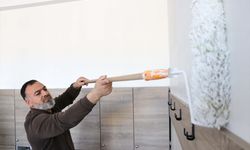 Şehit oğlunun adının verildiği okulu boyayarak eğitime hazırladı