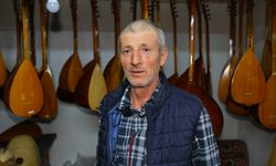 Seydikemerli Orhan usta 37 yıldır 5 metrekarelik atölyesinde bağlama ve cura üretiyor