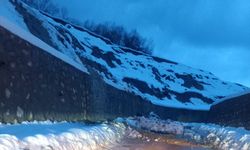 Sinop'ta toprak kayması nedeniyle grup yolu ulaşıma kapandı