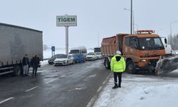Sivas-Malatya kara yolu kar ve tipi nedeniyle ulaşıma kapandı