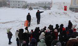 Sivas'ta jandarmadan Sevgi Evleri'nde kalan çocuklara kızak şenliği