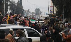 Soğuk ve yağmura rağmen Suriyeliler eve dönüş sevinci yaşıyor