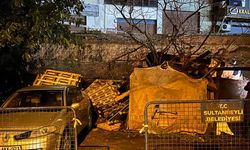 Sultanbeyli'de istinat duvarı üzerine çöken araçta hasar oluştu