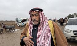 Suriyeli genç, YPG/SDG'nin alıkoyduğu görme engelli abisinden haber almak için hapishane önünde bekliyor