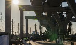 Tayland'da inşaat vincinin bazı parçalarının yola devrilmesi sonucu 2 kişi öldü, 5 kişi yaralandı