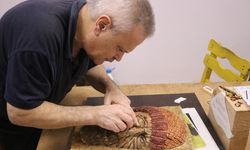 Tekirdağlı sanatçı balıkçıların zorlu yaşamını ahşaba yansıttı