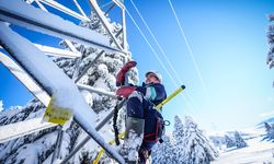 Uludağ'da elektrik dağıtım ekipleri kesintisiz enerji için zorlu koşullarda çalışıyor