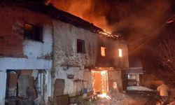 Uşak'ta iki katlı evde çıkan yangında karı koca dumandan etkilendi