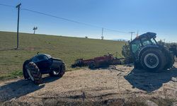 Uşak'ta panelvanla çarpışan traktör ikiye bölündü
