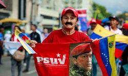 Venezuela'da binlerce kişi Devlet Başkanı Maduro'ya destek için yürüdü
