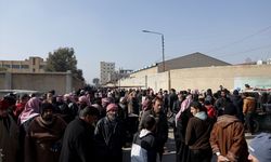 YPG'nin alıkoyduğu yakınlarını arayan aileler, Rakka'daki Aktan Hapishanesi önünde umut nöbetini sürdürüyor