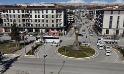 6 ŞUBAT DEPREMLERİNİN ÜÇÜNCÜ YILI - Adıyaman'daki 'saat kulesi' 3 yıldır 04.17'yi gösteriyor