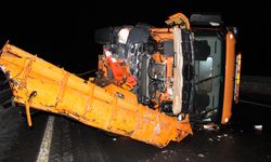 Ağrı'da devrilen kar küreme ve tuzlama aracındaki işçi yaralandı