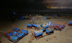 Alanya'da sağanak nedeniyle bazı işletmelerin çardakları denize sürüklendi