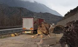 Amasya'da kara yoluna düşen kaya parçaları ulaşımın aksamasına yol açtı