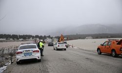 Antalya-Fethiye kara yolunda su baskını nedeniyle ulaşım kontrollü sağlanıyor