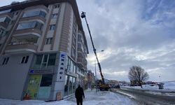 Ardahan'da çatılarda tehlike oluşturan buz sarkıtları temizleniyor