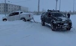 Ardahan'da kar nedeniyle yolda mahsur kalan 8 aracı gönüllüler kurtardı