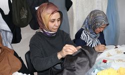Atık tekstil ürünleri gönüllü kadınların elinde giyim eşyasına ve aksesuara dönüşüyor