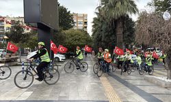 Aydın'da öğretmenler ile öğrenciler Türk bayraklarıyla bisiklet turu yaptı