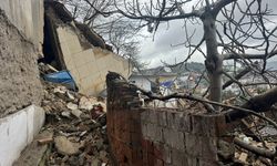 Aydın'da yağışlardan etkilenen evin bir bölümünün yıkılması kamerada