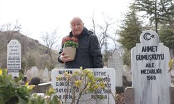 Aynı yastığa 64 yıl baş koyduğu eşinin mezarını her hafta ziyaret ediyor