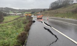 Balıkesir'de sağanak nedeniyle kara yolunda yarıklar oluştu