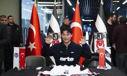 Beşiktaşlı Hyeon-gyu Oh, imza gününde taraftarlarla buluştu