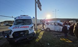 Bingöl'de ambulans ile hafif ticari aracın çarpıştığı kaza kamerada