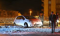 Bitlis'te buzlanma nedeniyle kontrolden çıkan 4 araç refüje çarptı