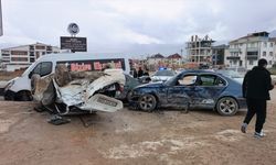 Bursa'da ehliyetsiz sürücünün kullandığı otomobilin park halindeki araçlara çarptığı kazada 7 kişi yaralandı