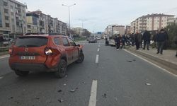 Bursa'da otomobile çarpan motosikletteki iki kişi yaralandı